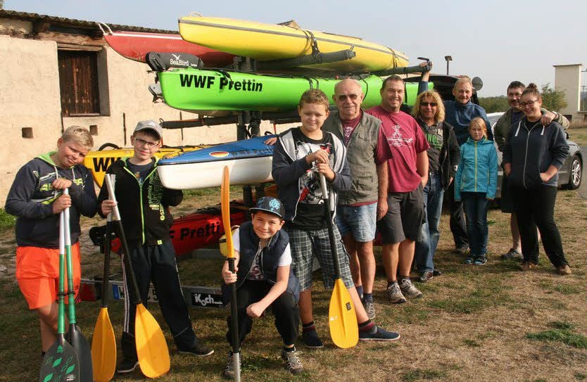 Auf zum Abpaddeln - von Prettin auf dem Landweg nach Pülswerda, dann flussabwärts auf der Elbe über Torgau zurück zum Heimathafen an der Hirschmühle. Diese großen und kleinen Kanuten hatten viel Spaß dabei.