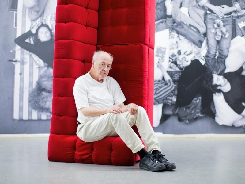 Horst Wackerbarth kommt von seinem roten Sofa nicht mehr los. Foto: Rolf Vennenbernd