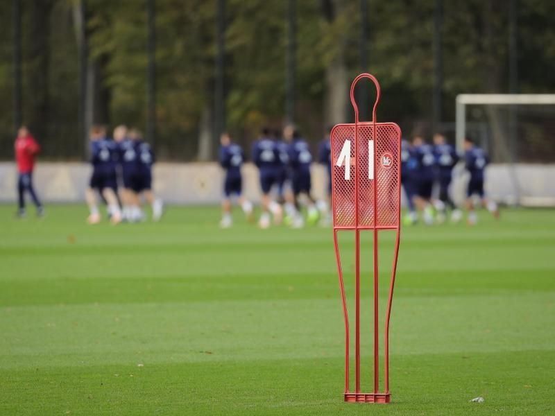 In der Abgeschiedenheit eines Trainingslagers will Trainer Hannes Wolf den HSV auf die letzten Saisonspiele vorbereiten. Foto: Christian Charisius/dpa