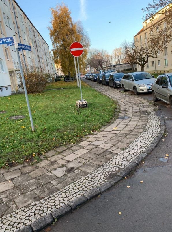 So sehen die Fußwege im Stadtteil Süd in Sangerhausen aus. Die Platten sind uralt und unwegsam.