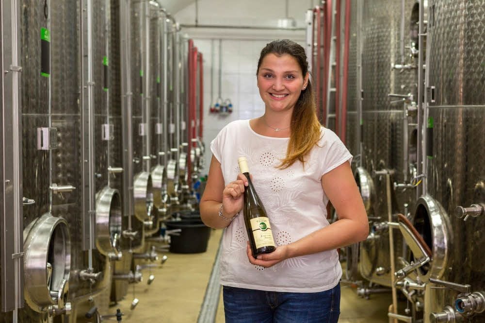 Annemarie Triebe führt zu Hause durch den Weinkeller und eröffnet am Sonntag das Weinfest in Würchwitz.