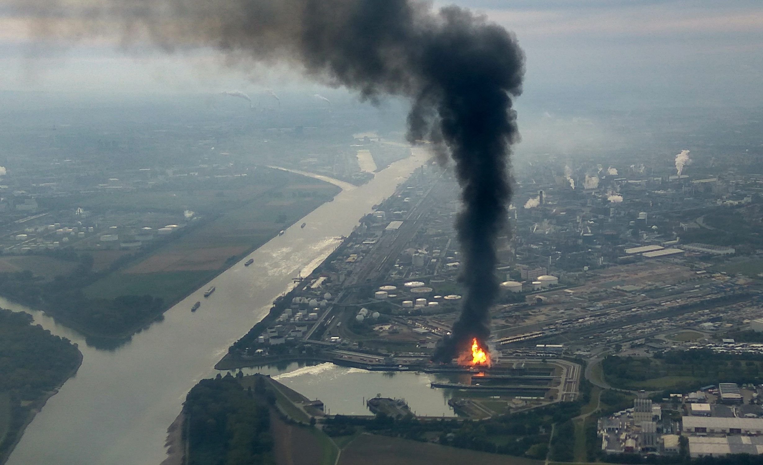 Nach einer Explosion auf dem BASF-Gelände in Ludwigsburg steigt dichter Rauch auf.