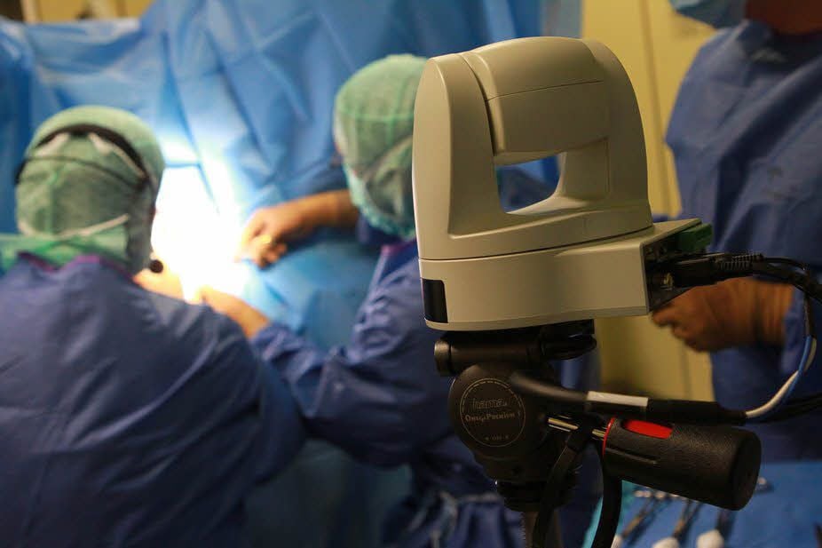 Mit einer solchen Kamera werden die Operationen aus dem OP-Saal auf die Großmonitore im Konferenzzentrum des Harzklinikums live übertragen.
