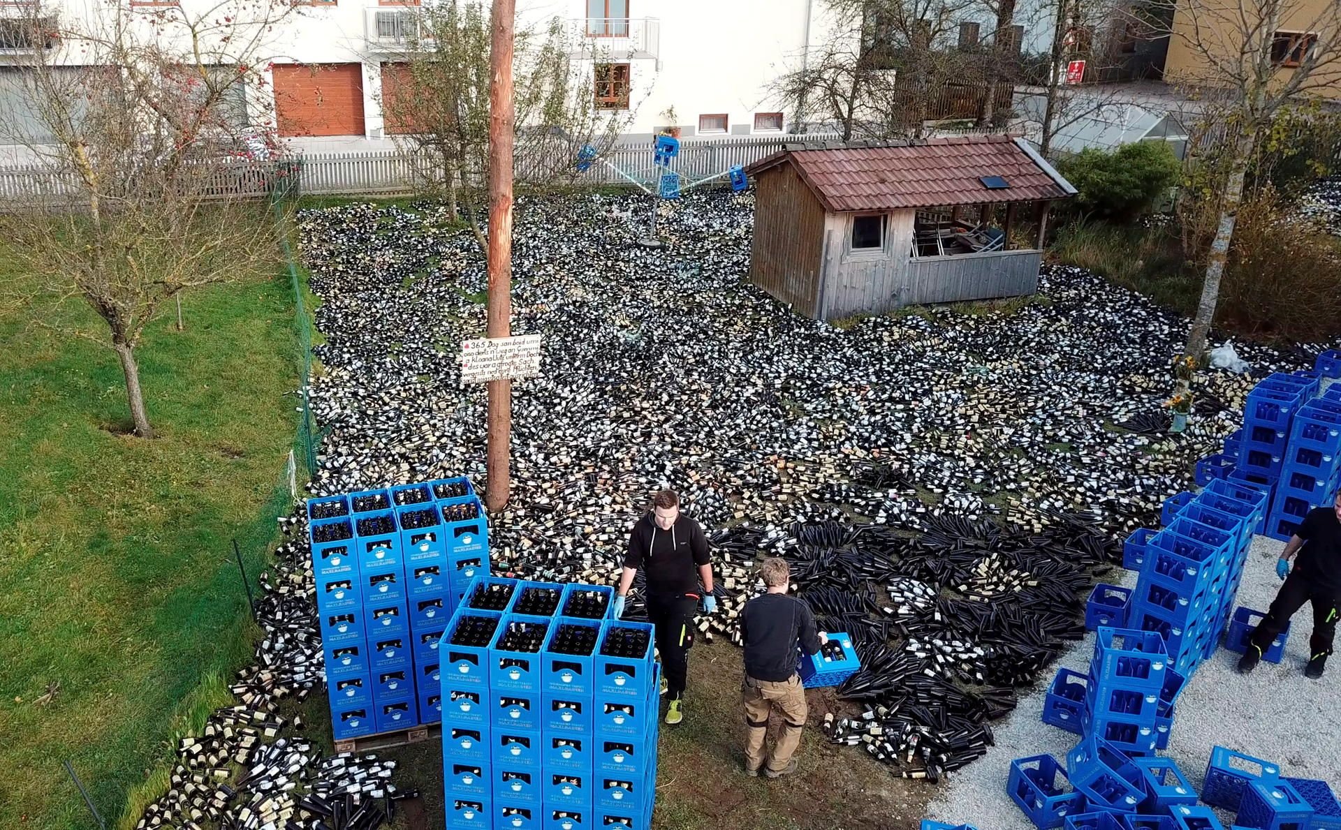 Ein Brautpaar aus Bayern fand nach der Hochzeitsfeier 30.000 Pfandflaschen im Garten, ein Geschenk ihrer Freunde.
