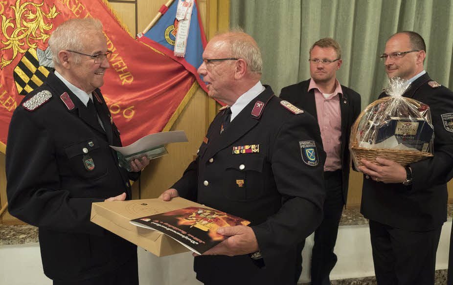 Ulrich Gerke (l.) wurde bei der Auszeichnungs- und Beförderungsveranstaltung für eine 60-jährige Mitgliedschaft in der Feuerwehr geehrt.