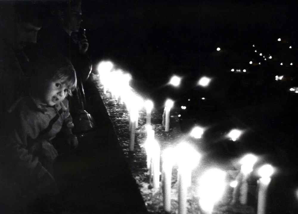 Die Nacht, die Lichter: Am Tag nach der Oktober-Demonstration eingerichtete Mahnwache in der halleschen Georgenkirche. Ein Foto vom 9. Oktober 1989 ist nicht bekannt. Die Filmdarstellungen sind geschützt.