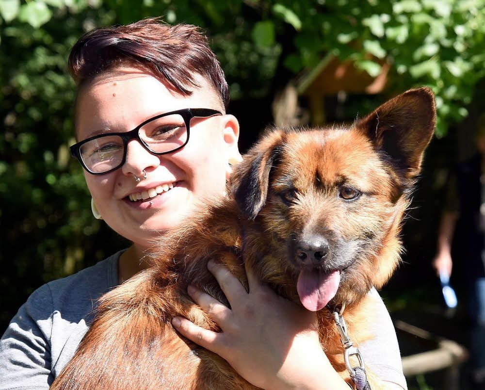 Patricia Klotz fühlt sich im Freiwilligen Ökologischen Jahr im Zeitzer Tierheim wohl. Sie packt zwar überall mit an, am liebsten aber bei den Hunden. Und Mischling Teddy ist, wie man sieht, ihr Favorit.