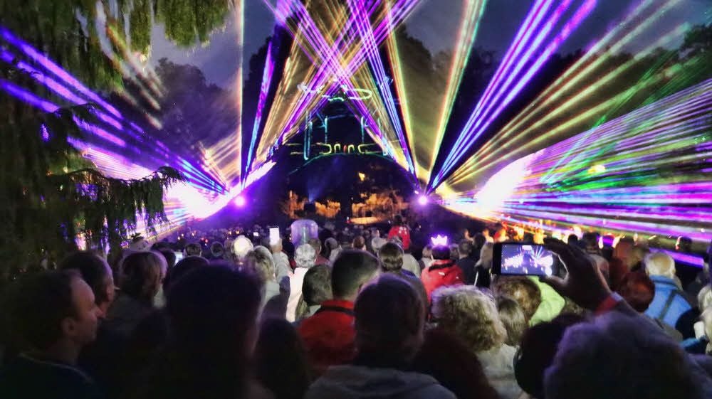 Mit einer Lasershow statt Feuerwerk wird die Nacht der 1.000 Lichter, die am Samstag im Sangerhäuser Rosarium steigt, dieses Mal zu Ende gehen.