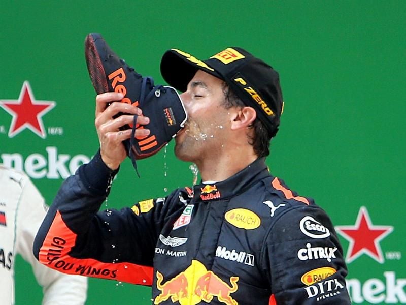 Sieger Daniel Ricciardo vom Team Red Bull trinkt nach seinem Sieg auf dem Podium Champagner aus seinem Schuh. Foto: Fan Jun/XinHua