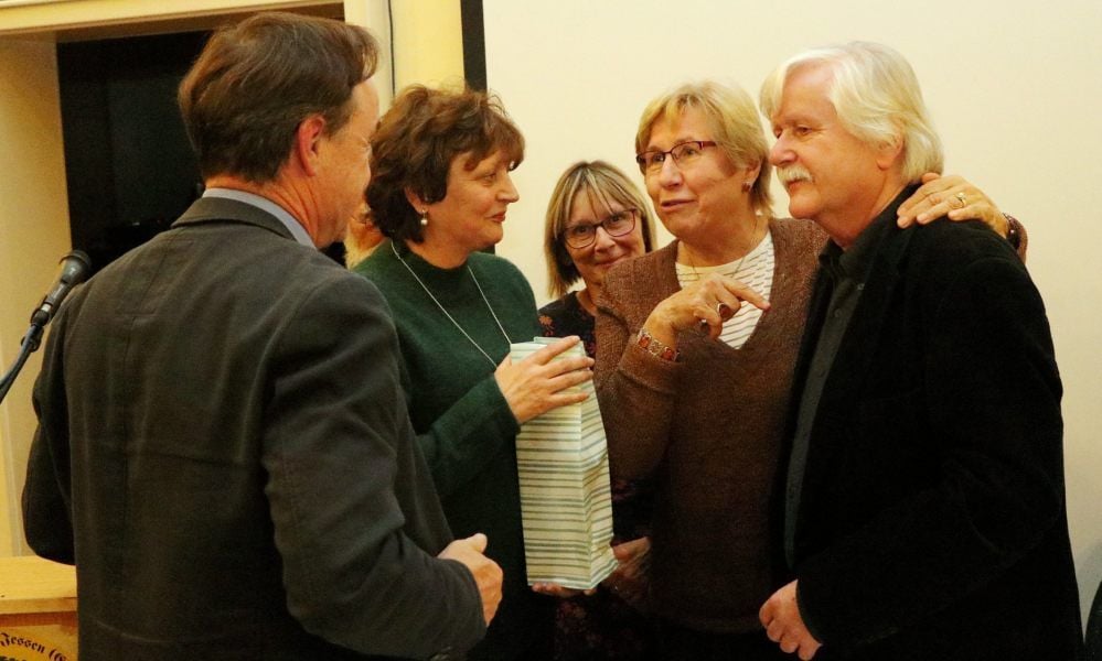 Nach der Präsentation des Heimatkalenders im Jessener „Schützenhaus“ bedanken sich Leser und Autoren bei Lothar Günther (rechts) für seine ehrenamtliche Arbeit zum Bewahren der Heimatgeschichte in den vergangenen zehn Jahren.