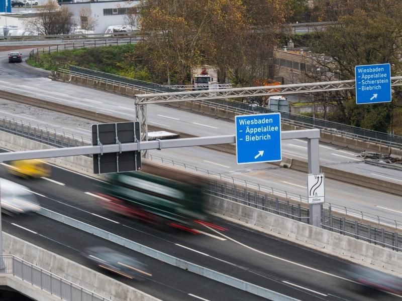 Der Verkehr fliesst über die Schiersteiner Brücke von Wiesbaden aus in Richtung Mainz. Foto: Andreas Arnold/Archiv