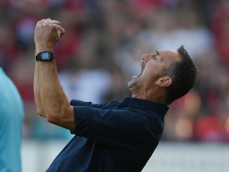 Kölns Trainer Achim Beierlorzer bekommt auch Ratschläge von seiner Frau Steffi. Foto: Patrick Seeger