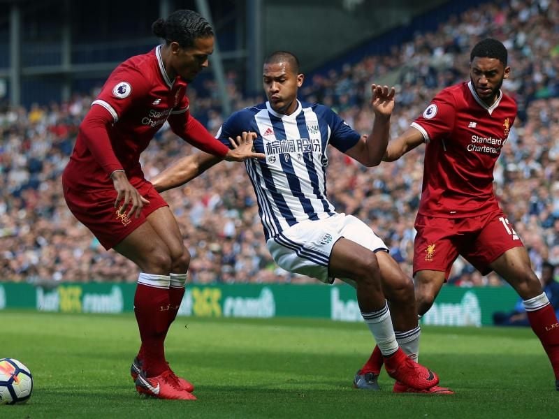 Salomon Rondon (M) von West Bromwich Albion wird von den beiden Liverpool-Profis Virgil van Dijk (l) und Joe Gomez unter Druck gesetzt. Foto: Nigel French