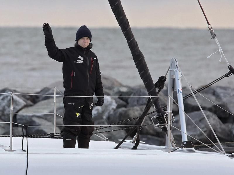 Greta Thunberg an Bord des Katamarans „La Vagabonde”. Foto: Rob Ostermaier/The Virginian-Pilot/AP/dpa