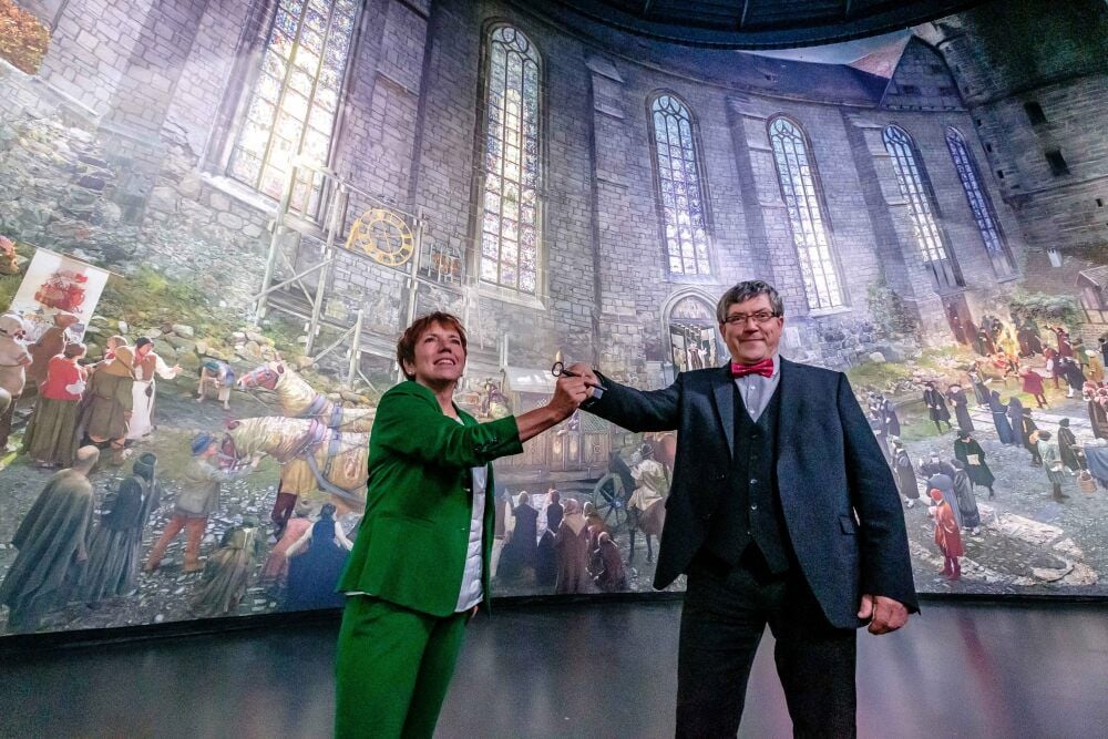 18. September: Mit der symbolischen Schlüsselübergabe von Margot Käßmann zu Landesbischof Friedrich Kramer ist der Verbleib des Panoramas für weitere Jahre in Wittenberg besiegelt.