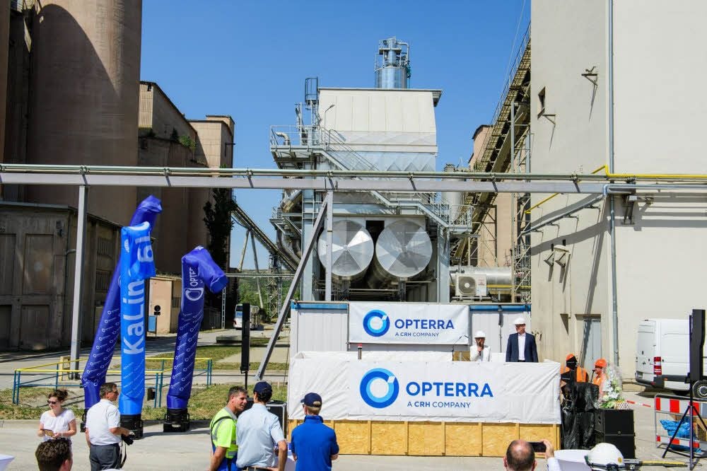 17 Meter hoch, 33 Meter breit: Eine der insgesamt zwei neuen Katalysator-Anlagen. Zudem investierte das Unternehmen Opterra in die Erneuerung bereits bestehender Technik. Die Kosten betragen 23 Millionen Euro.