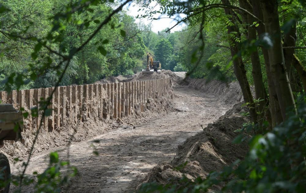 Entstanden sind im künftigen Naturschutzgebiet Überflutungsflächen, die Platz fürs Wasser der Elbe bieten und dem Erhalt der Flora und Fauna in diesem Gebiet dienen. Mit schwerer Technik wurde auch an der Elbe bei Aken Erdreich abgetragen, um die Spundwände des alten Deichs zu entfernen.