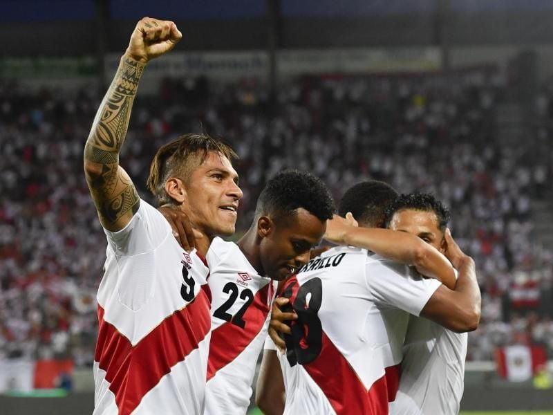 Perus Paolo Guerrero, Pedro Aquino, Andre Carrillo und Yoshimar Yotun (l-r) jubeln über das Tor zum 3:0. Foto: Gian Ehrenzeller/KEYSTONE