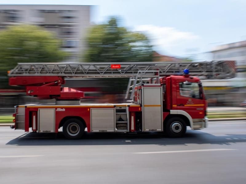 Ein Feuerwehrauto fährt mit Blaulicht zu einem Einsatz. Foto: Monika Skolimowska/dpa-Zentralbild/dpa/Symbolbild
