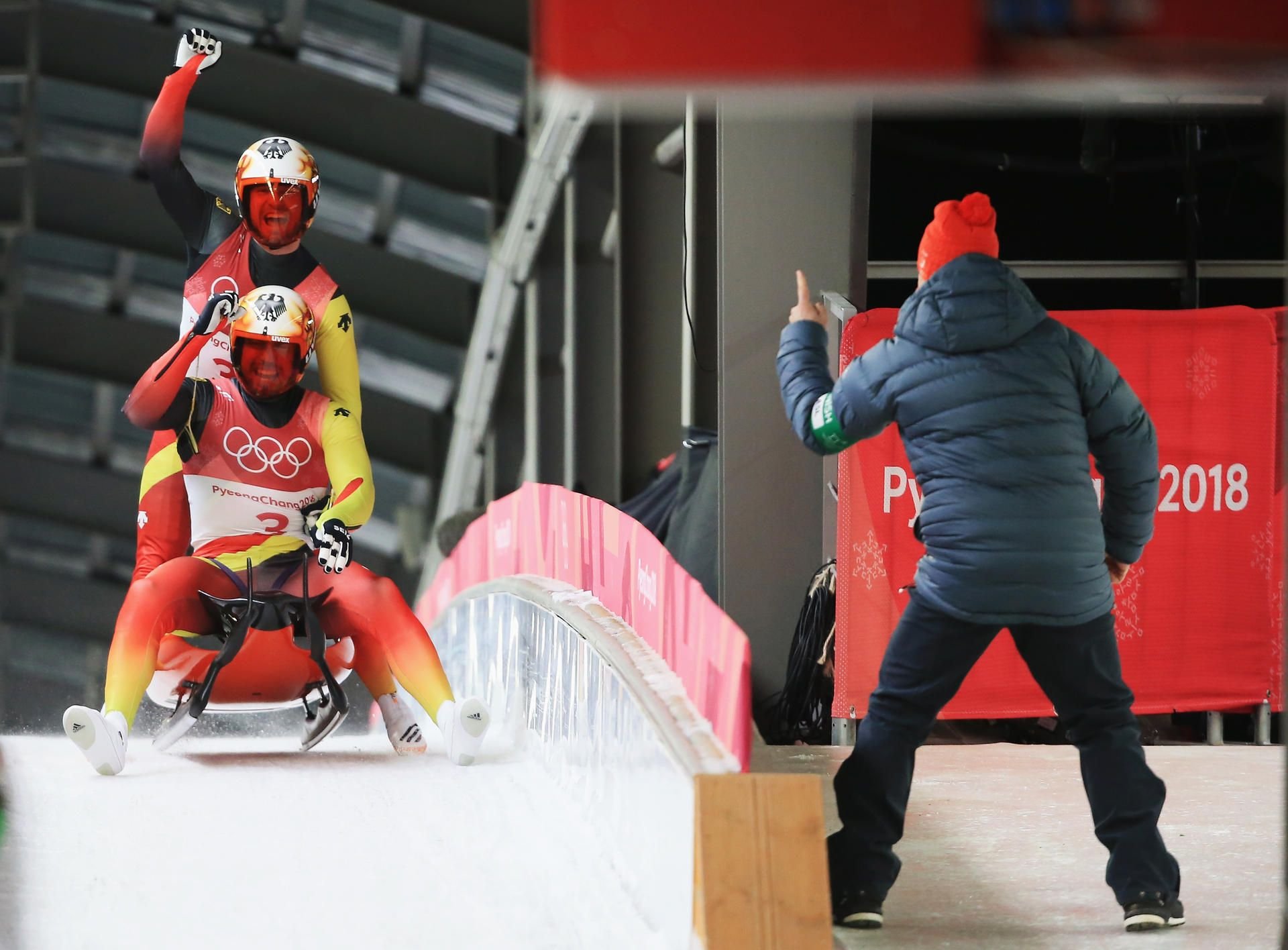 Die deutschen Rodler Tobias Wendl und Tobias Arlt freuen sich im Ziel über ihre Goldmedaille.