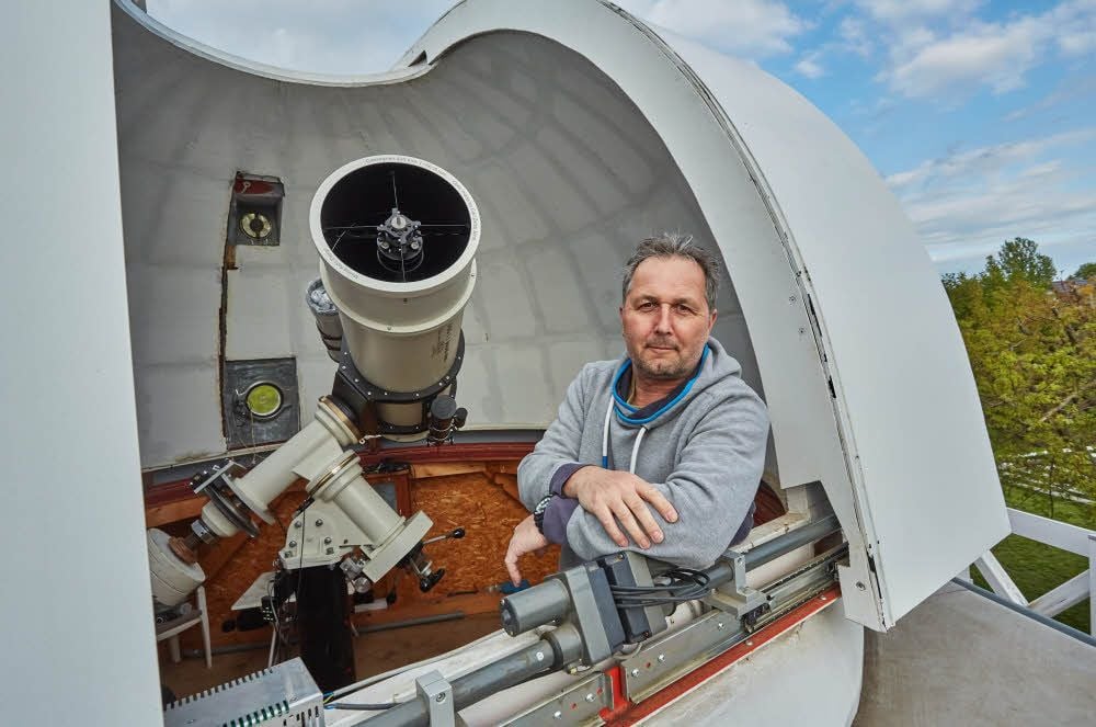 Uwe Meiling fühlt sich in seiner Sternwarte sehr wohl und hat sich über sein Hobby ein zweites finanzielles Standbein aufgebaut.