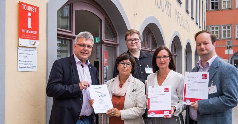 OB Bernward Küper (l.) sowie Ekkehard Bühner (v.r.), Anett Einicke und Ronny Mitlehner erhalten von Geschäftsführerin Bärbel Schön die Urkunden.