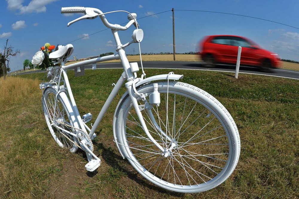 Das weiße Rad an der Straße nach Badeborn erinnert an den getöteten 58-jährigen Biologen.