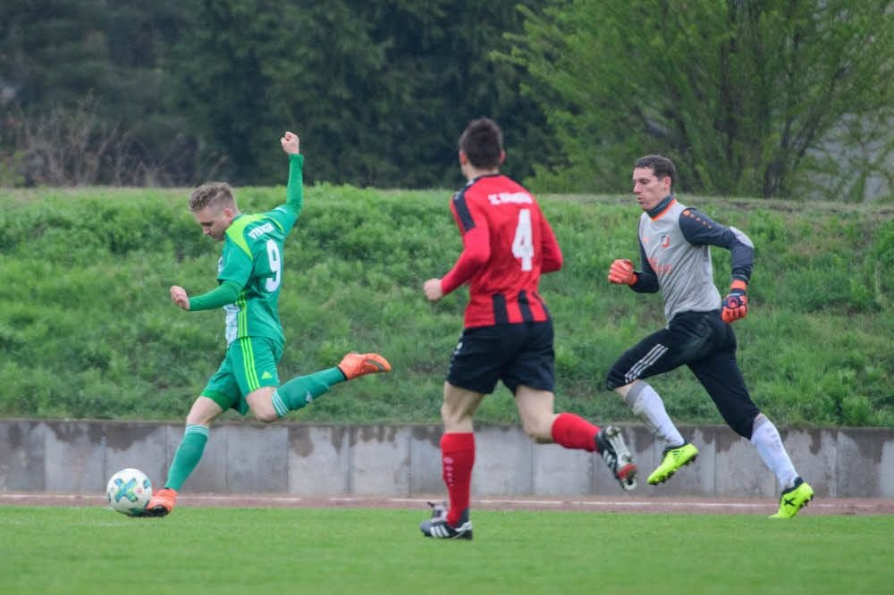 Ärgerlich: Nach einer verunglückten Aktion der Naumburger Verteidigung kann Nessas Stürmer Florian Herb zum „goldenen“ 0:1 im Spitzenspiel einschieben. SCN-II-Keeper Karsten Winckelmann rennt umsonst hinterher.