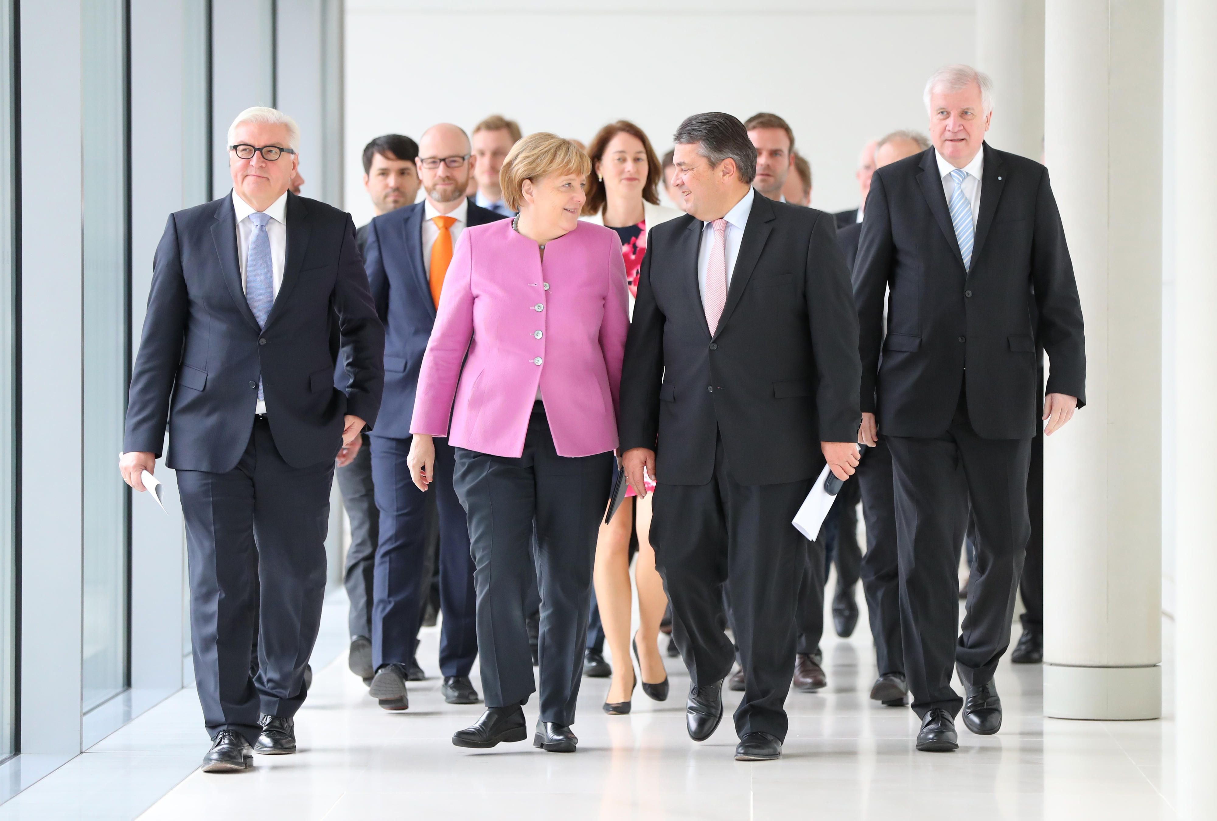 Die Parteichefs der Großen Koalition (vl) Sigmar Gabriel (2.v.r., SPD), Horst Seehofer (r, CSU) und Angela Merkel (CDU) kommen zu einer Pressekonferenz im Reichstagsgebäude in Berlin.