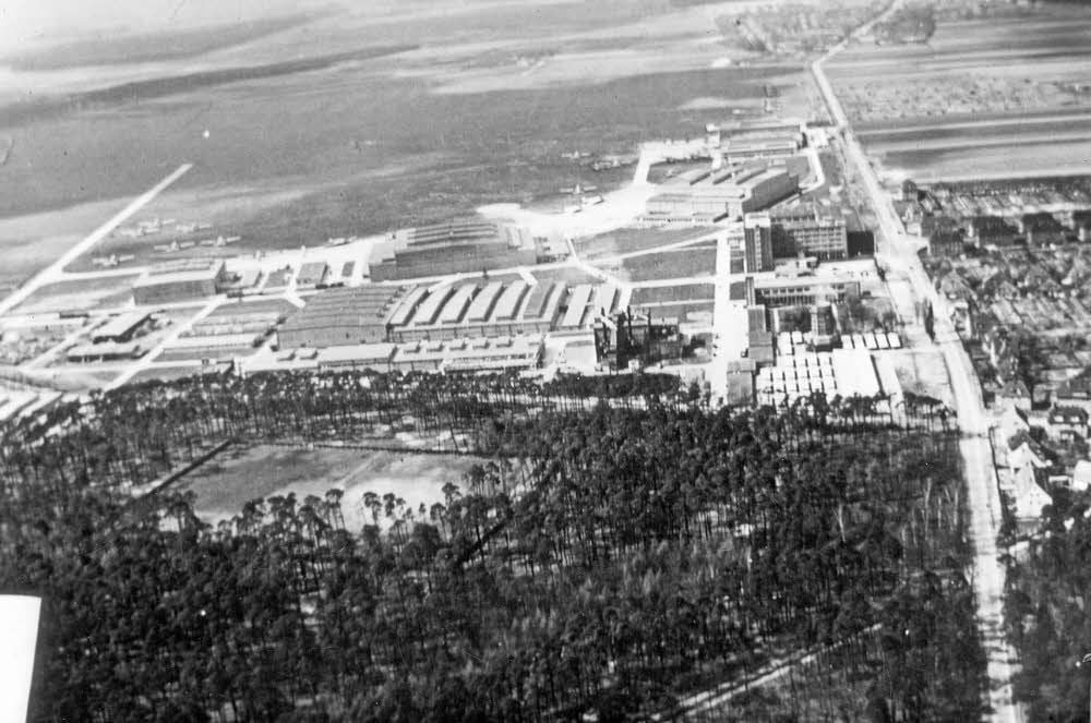 Blick auf die Junkers-Flugzeugwerke und den Flugplatz im Jahr 1936. Rechts ist die heutige Kühnauer Straße.