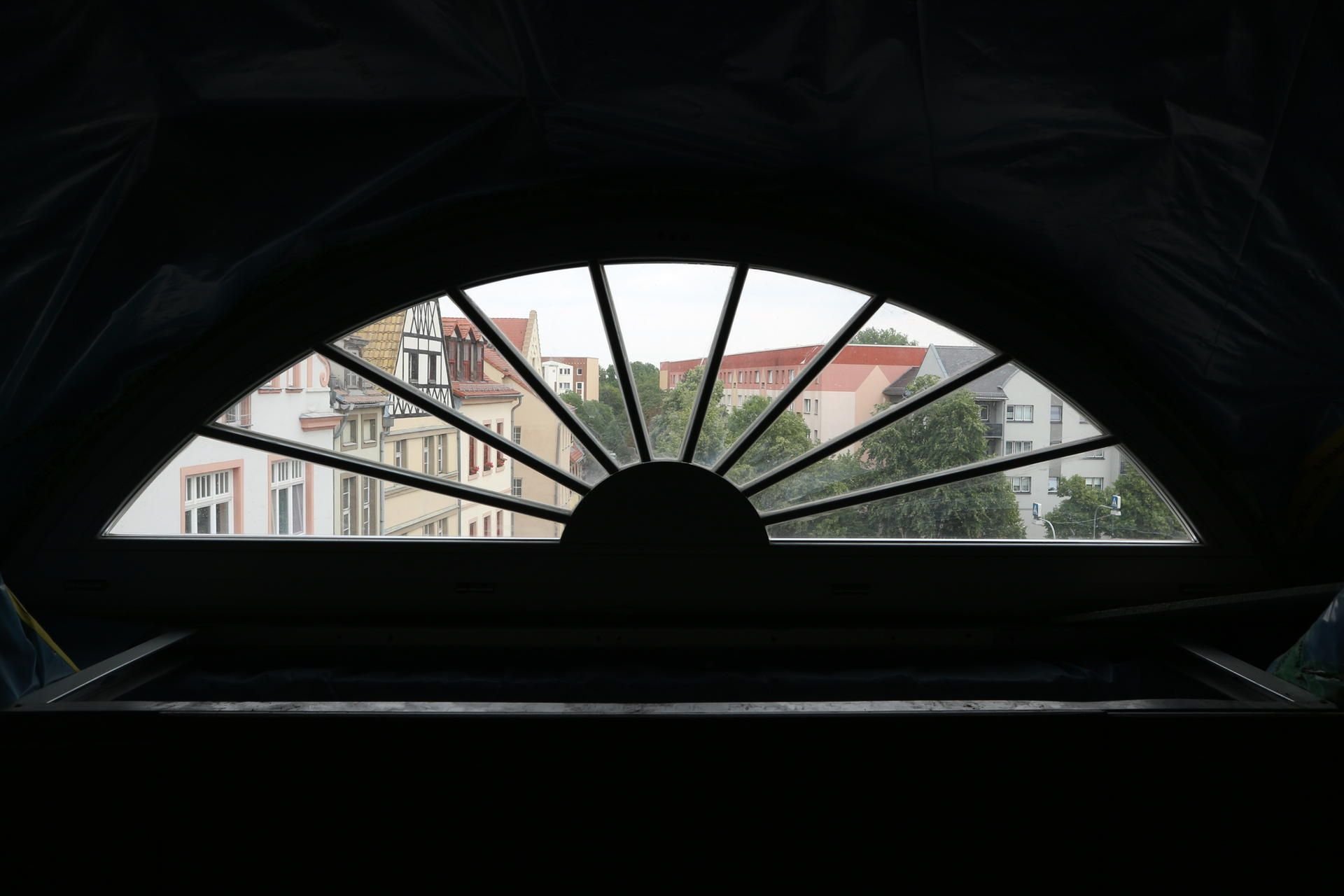 Ein Sonnenfenster im ersten Stock des alten Hotels.