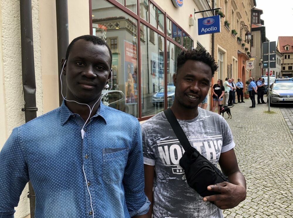 Am Rande der Antirassismus-Demo: Abdullah Balde (r.) kam aus Senegal nach Eisleben, wo er Deutsch lernt und eine Arbeit sucht.