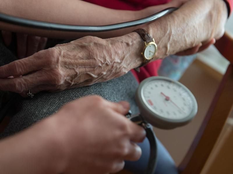 Der Ruhepuls von Senioren sollte zwischen 80 und 85 liegen. Sind ältere Menschen nicht gestresst oder aufgeregt und haben trotzdem einen Puls von über 100 Schlägen, ist das bedenklich. Foto: Marijan Murat