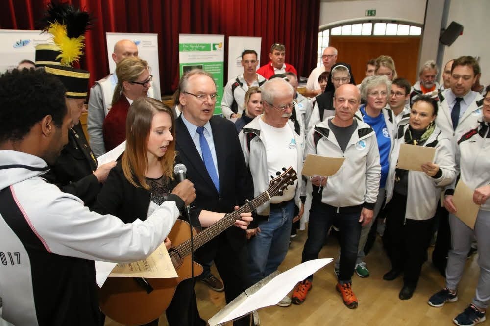 Zur Berufung stimmte Ministerpräsident und Schirmherr Reiner Haseloff (3.v.li.) mit den anderen Gästen das eigens komponierte Läuferlied an.
