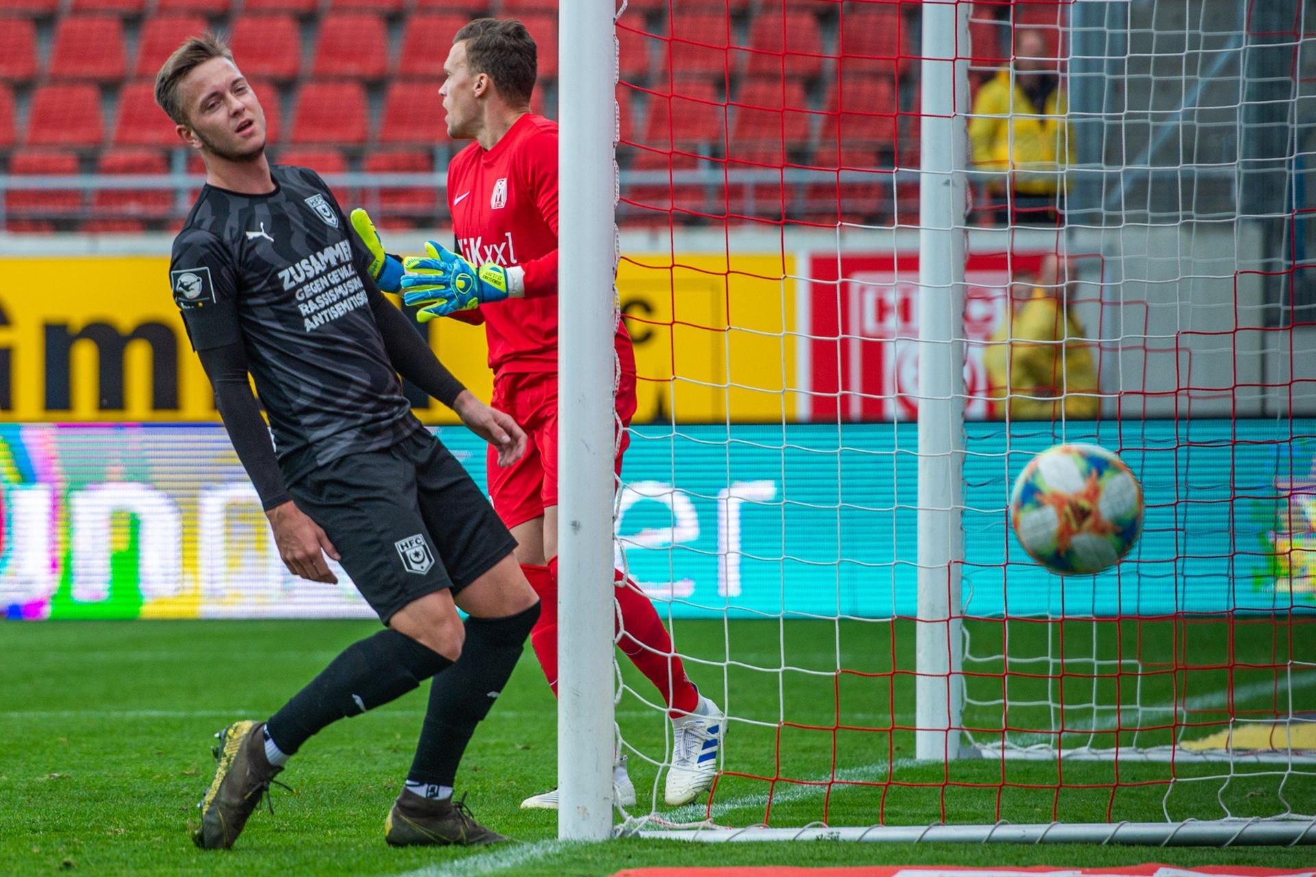 Der HFC, hier Jannes Vollert (l.), verspielte gegen Meppen eine komfortable Führung.