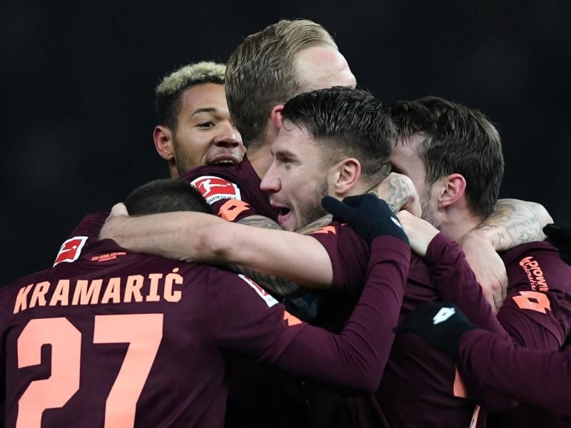 Hoffenheims Ermin Bicakcic (M) jubelt mit seinen Mitspielern. Foto: Soeren Stache