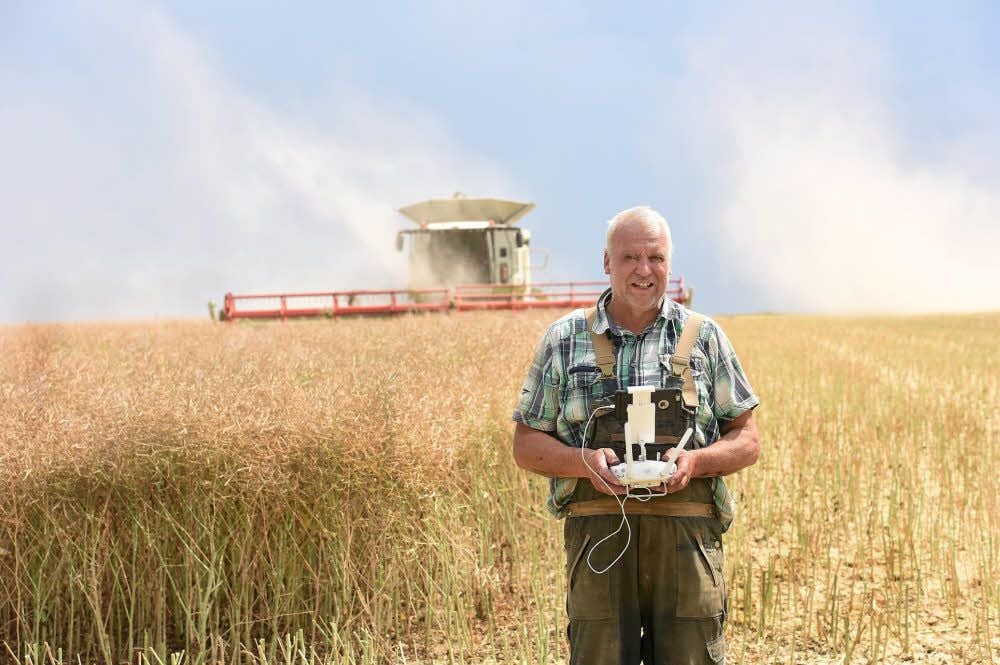 Der Raps wird bei Loitsch probegedroschen. Bauer Matthias Hasselberger steuert am Feldrand eine Drohne und kontrolliert damit aus der Luft den Ernteverlauf.