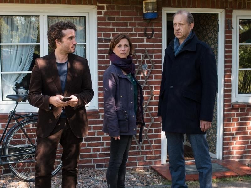 Carl Sievers (Peter Heinrich Brix, r.), Ina Behrendsen (Julia Brendler, M.) und Hinnerk Feldmann (Oliver Wnuk, l.) in einer Szene von „Nord Nord Mord - Sievers und die schlaflosen Nächte”. Foto: Manju Sawhney/ZDF/dpa