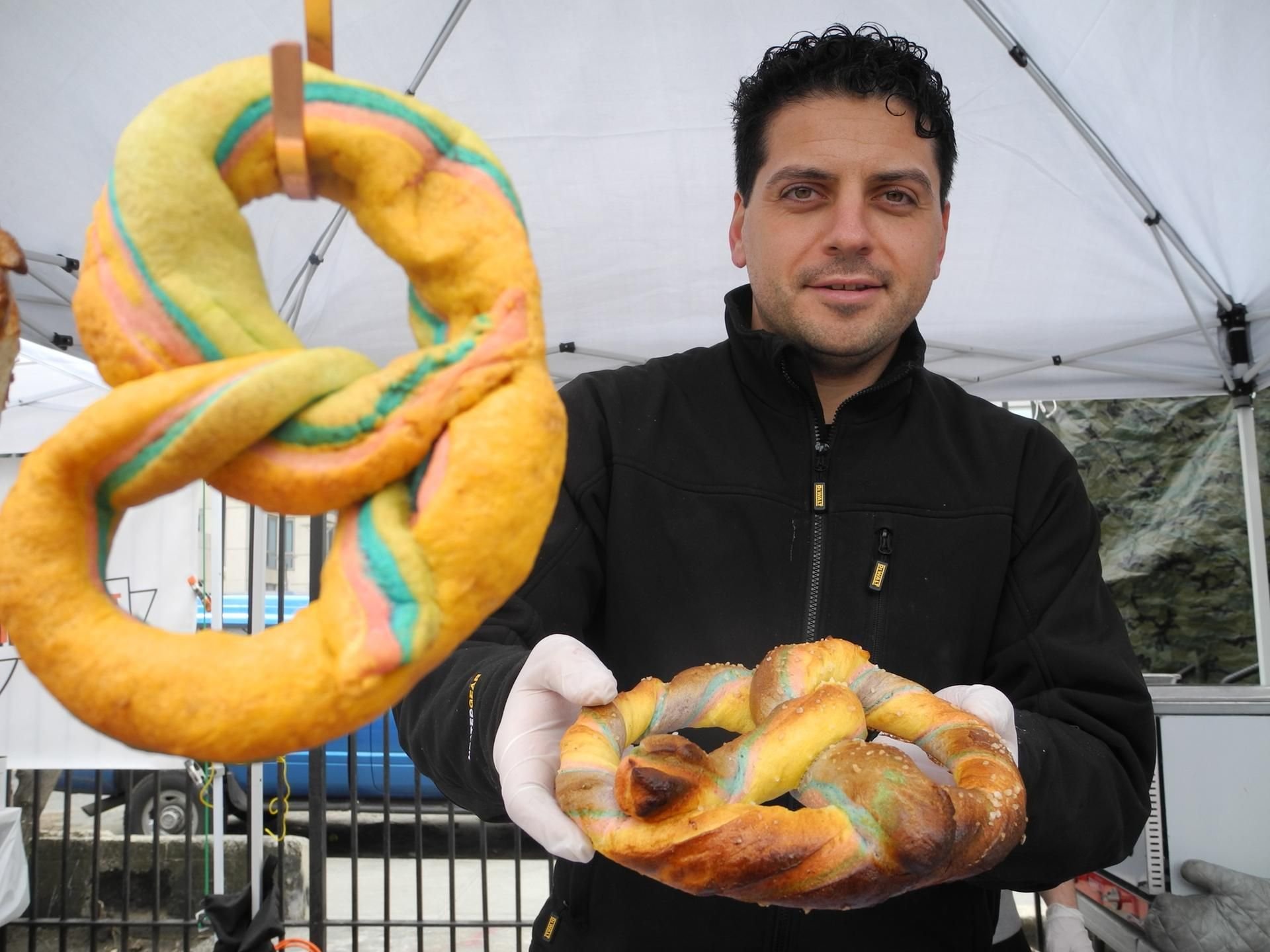 Koch Alfred Di Martini mit seiner neuesten Kreation: einer Regenbogen-Brezel.
