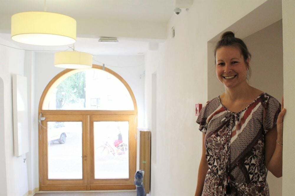 Maria Scheunpflug im Foyer des Händel-Hauses, wo nun eine Glastür neue Einblicke gewährt.
