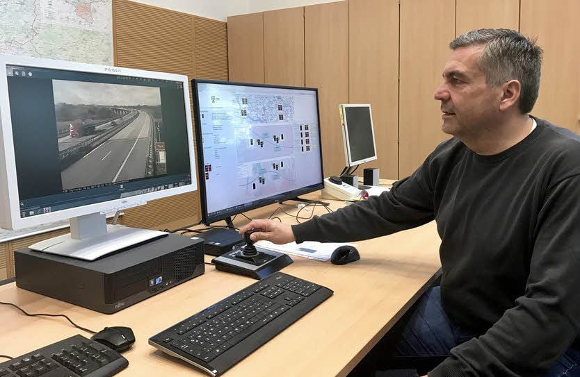 Christian Reiss leitet die Verkehrszentrale in Halle-Peißen. Von hier aus wird der Verkehr auf den Autobahnen in Sachsen-Anhalt überwacht.