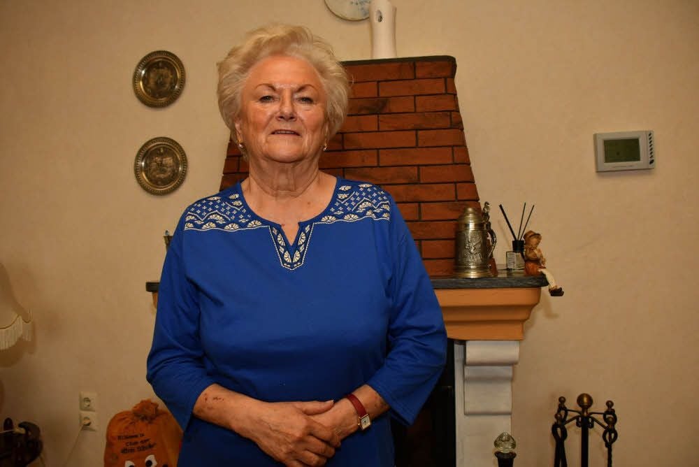 Renate Hecht vor dem Kamin in ihrem Zuhause in Helbra