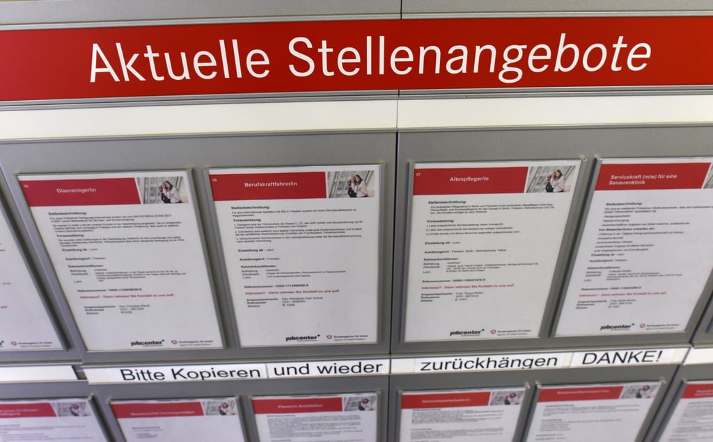 Aktuelle Stellenangebote an einer Tafel in einer Arbeitsagentur