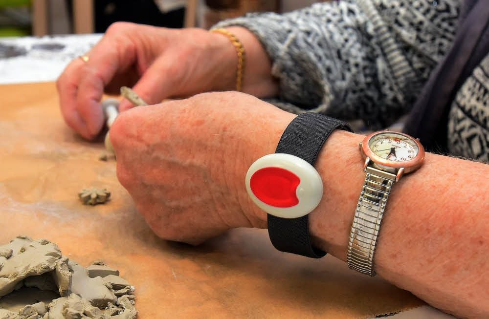 Der Notrufknopf am Handgelenk ist mit dem Haustelefon verbunden. Von da geht das Signal zur Leitstelle.
