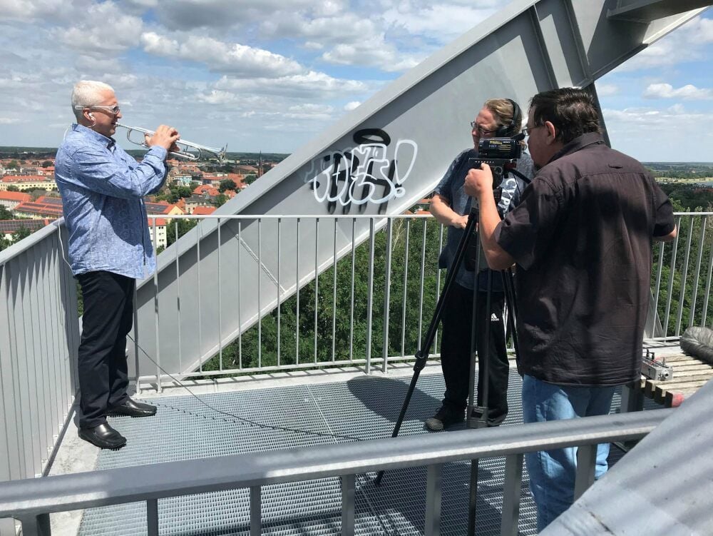 Ilidar Schaburow mit Trompete auf dem Bitterfelder Bogen