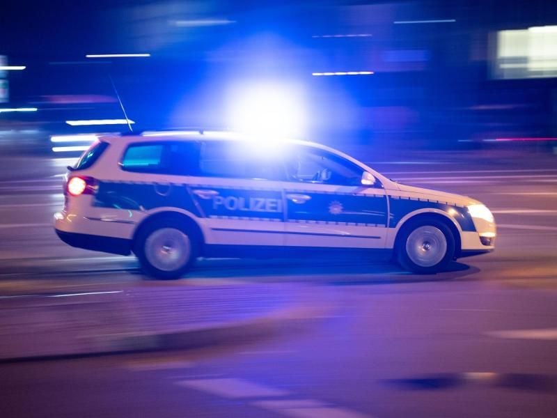 Ein Polizeiauto fährt unter Einsatz von Blaulicht und Sirene eine Straße entlang. Foto: Lino Mirgeler/dpa/Archivbild