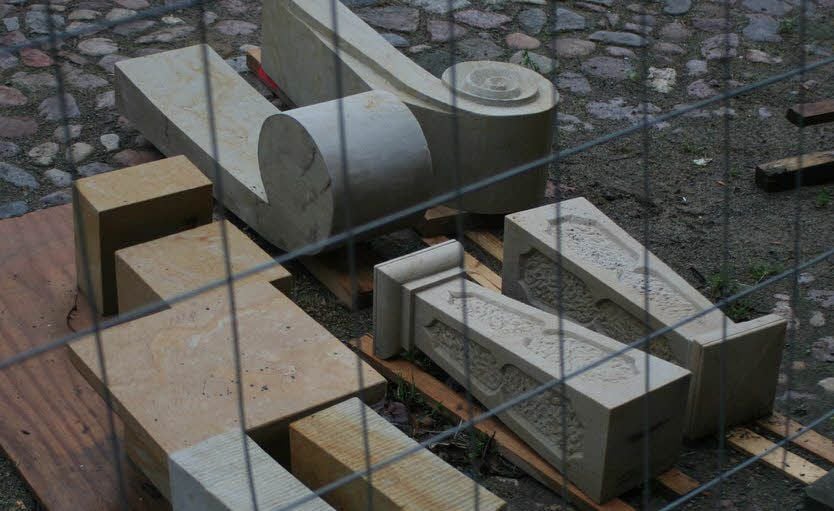 Ein Blick in das Lager vorgefertigter Sandstein-Stücke, welche die Steinmetze der Nüthen GmbH und Co. KG aus Erfurt am Turm verarbeiten
