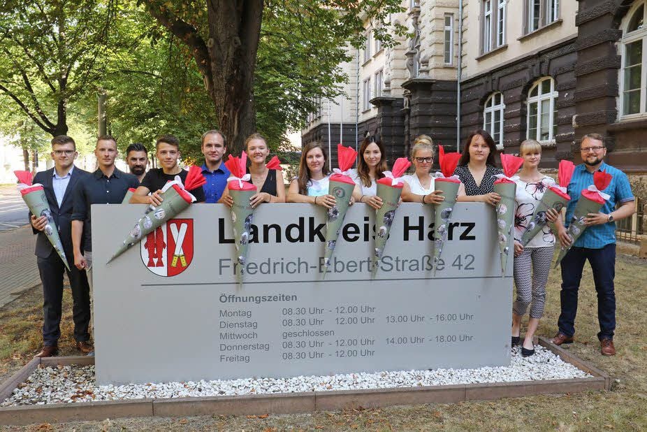 Das sind die neuen Gesichter in der Kreisverwaltung. Die jungen Frauen und Männer haben ihre Ausbildung begonnen.
