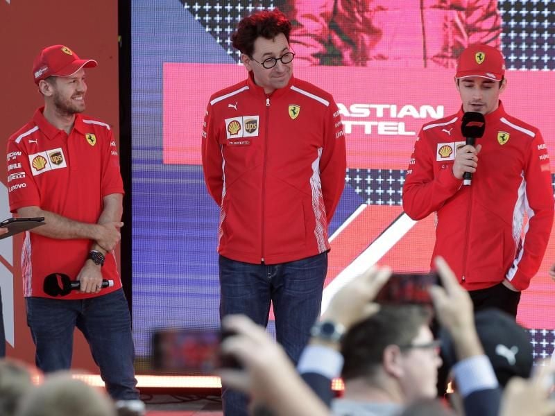 Ferrari-Teamchef Mattia Binotto (M) möchte das Team um Vettel (l) und Leclerc mit Top-Ingenieur Simone Resta verstärken. Foto: Rick Rycroft/AP