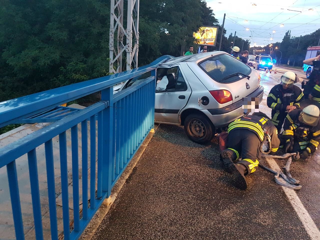 In Magdeburg ist es am Sonntagabend zu einem Unfall auf der Pettenkofer Brücke gekommen.